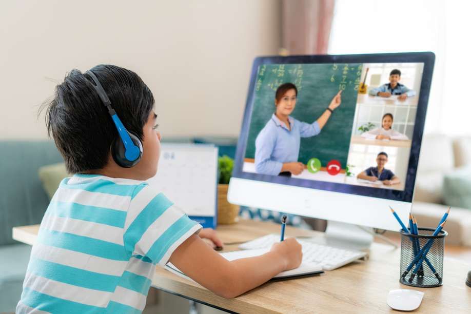 Peran Teknologi Dalam Pendidikan Dan Kehidupan Di Era Digital