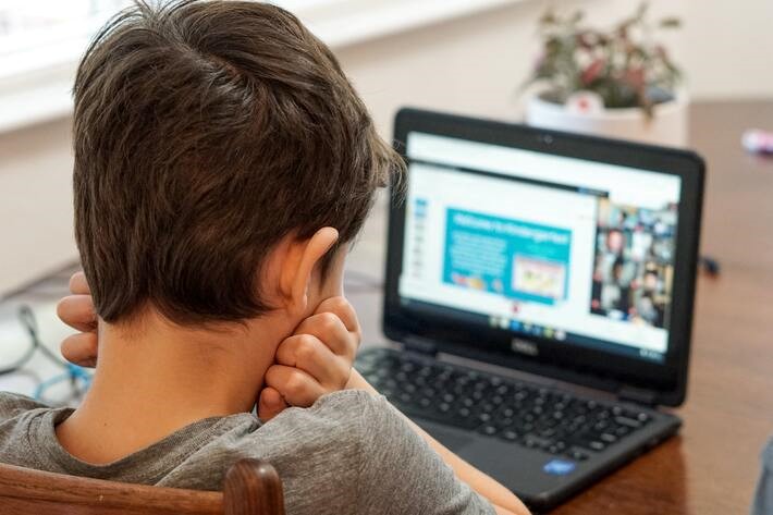 Perlindungan Anak Di Internet: Menghadapi Risiko Konten Digital